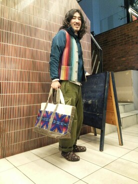 「総柄トップス」｜「アイテム（マウンテンパーカー）」を使った、A.高橋さん（メンズ・171cm）の春コーディネート