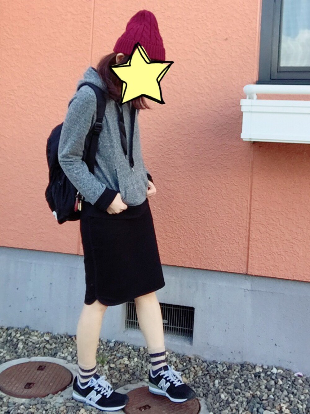 「スウェットスカート、パーカー、スニーカー、ソックス、リュック、ニット帽、シンプル、UNIQLO、ユニクロ、ニューバランス」｜「passage mignon/flaneurのケーブル編みニットキャップ（ニットキャップ/ビーニー、レッド系）」を使った、YUさん（レディース・159cm）の秋コーディネートの1枚目の写真
