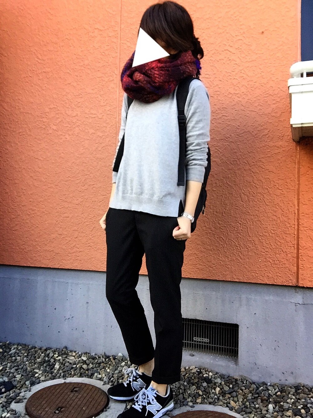 「ストール、ストールぐるぐる、ユニクロ、リュック、ニット、シンプル、パンツ、ニューバランス、スニーカー、グレー」｜「NEWYORKERのアイテム（ストール/ショール、レッド系）」を使った、YUさん（レディース・159cm）の秋コーディネートの1枚目の写真