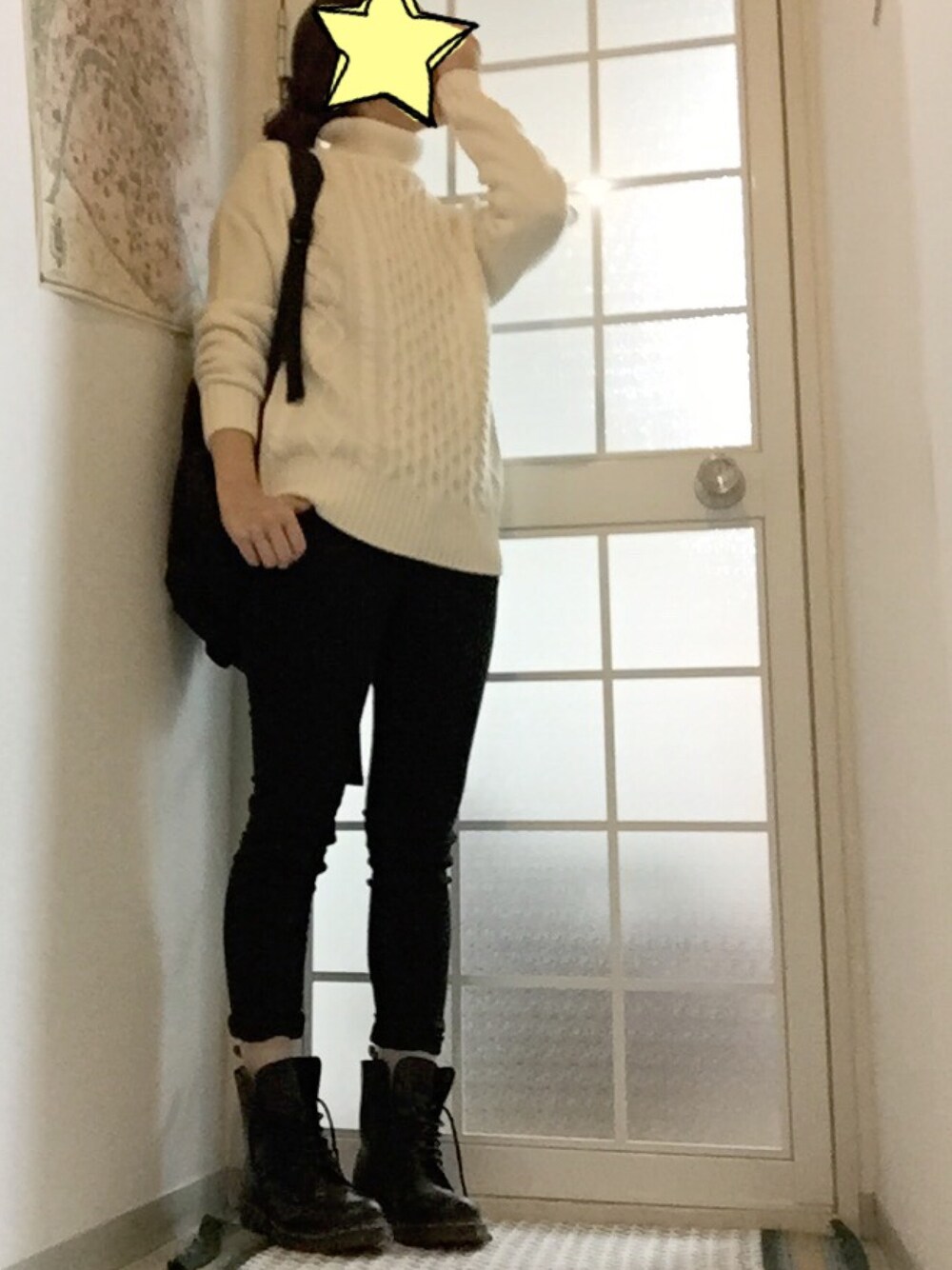 「白ニット、タートルネック、ケーブルニット、スキニーデニム、リュック、ブーツ、モノトーン、GU、UNIQLO、ドクターマーチン」｜「GUのアイテム（ニット/セーター、ホワイト系）」を使った、YUさん（レディース・159cm）の秋コーディネートの1枚目の写真