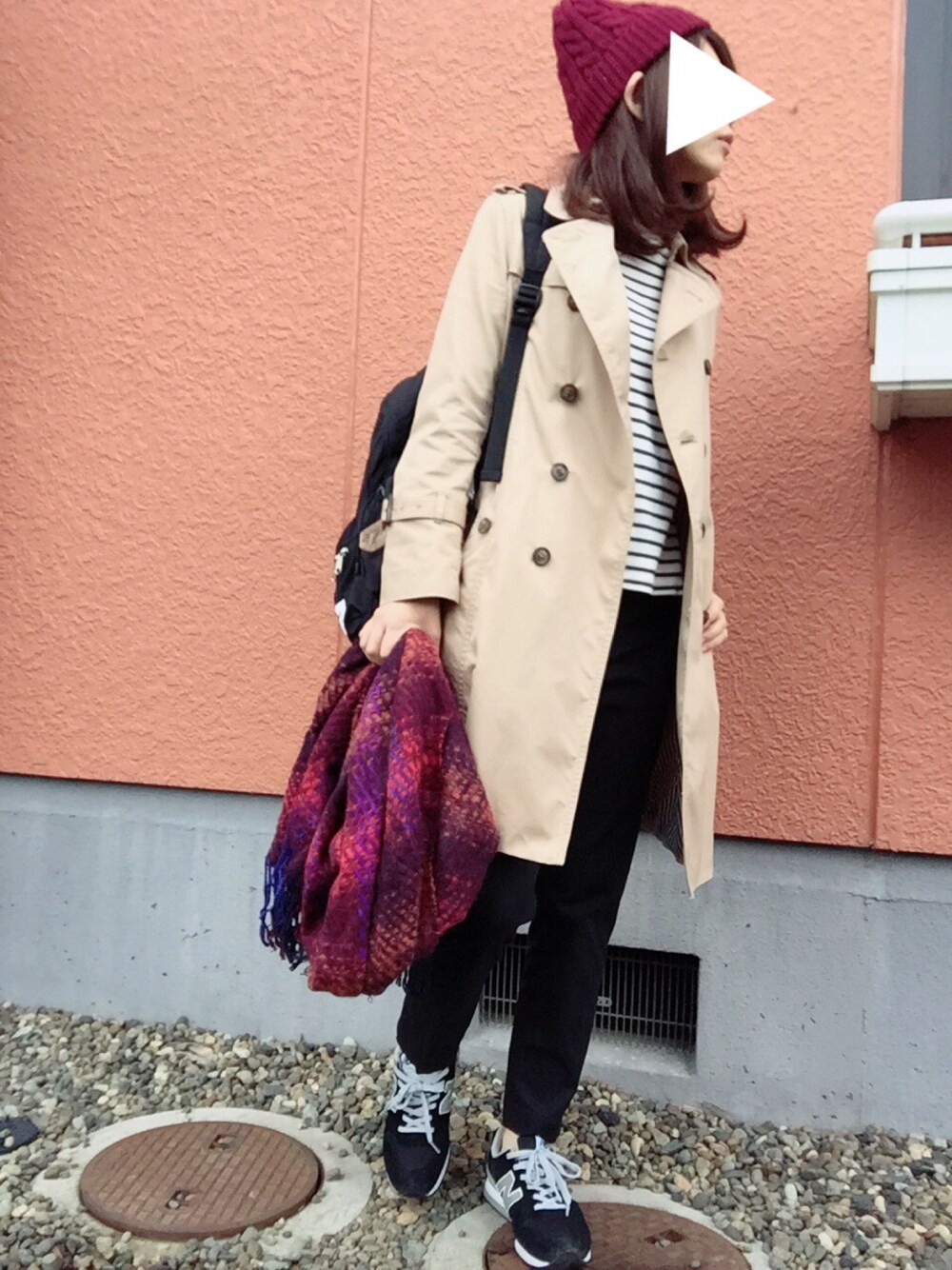 「ニット帽、トレンチコート、ボーダー、リュック、ストール、スニーカー、カジュアル、シンプル、UNIQLO、ニューバランス」｜「passage mignon/flaneurのケーブル編みニットキャップ（ニットキャップ/ビーニー、レッド系）」を使った、YUさん（レディース・159cm）の秋コーディネートの1枚目の写真