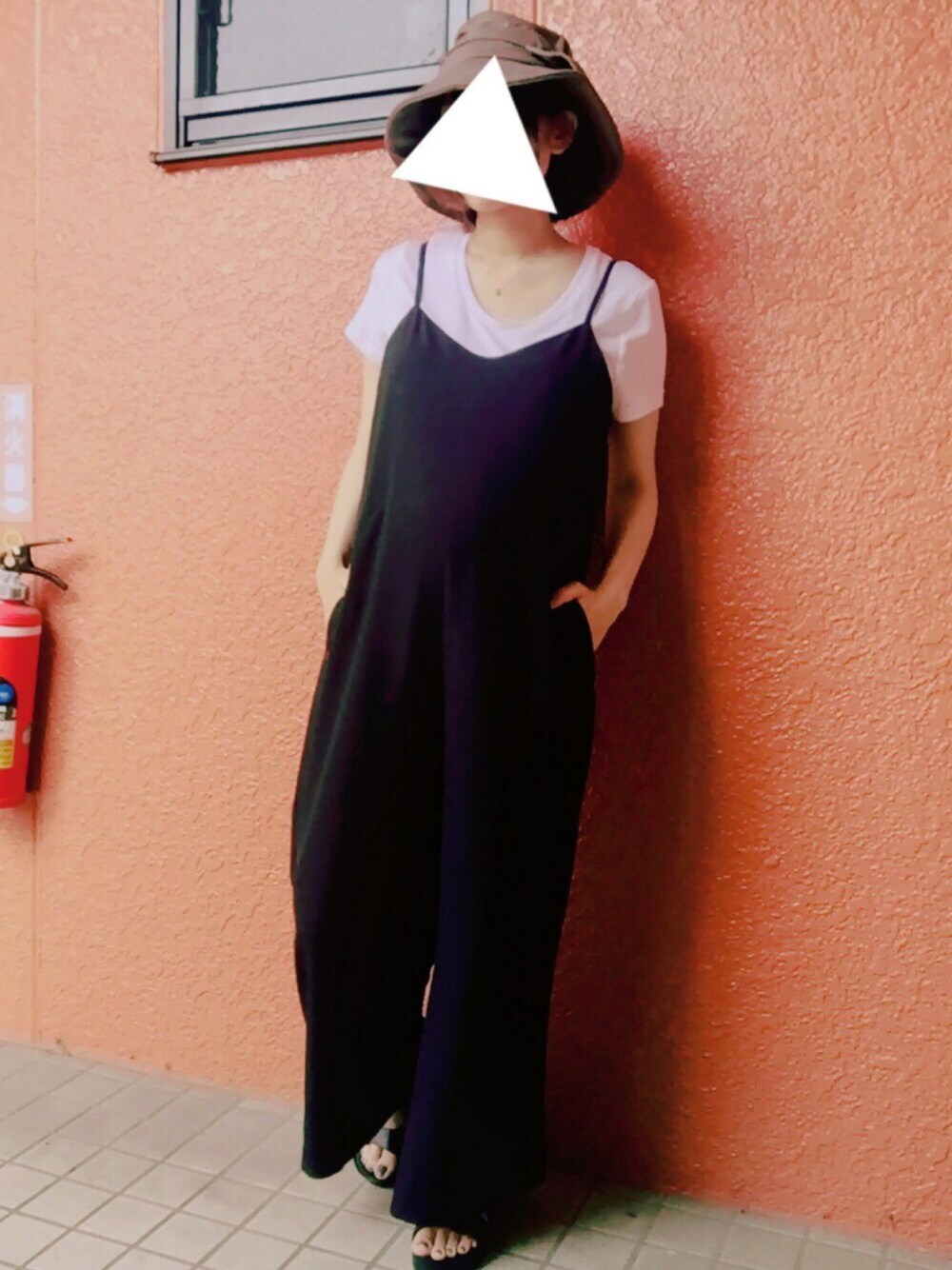 「カジュアル、ワイドパンツ、オールインワン、スニーカー、ハット、シンプル、白Tシャツ、マタニティ、サンダル、ゆるコーデ」｜「no brandのアイテム（ハット、ベージュ系）」を使った、YUさん（レディース・159cm）の春コーディネートの1枚目の写真