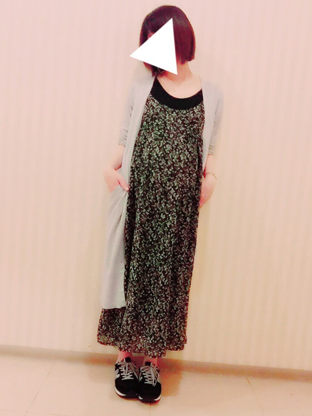 「夏、ゆるコーデ、カジュアル、キャミワンピ、ロングワンピース、ロングカーディガン、スニーカー、モノトーン、マタニティ、マタニティコーデ」｜「cepoのボタニカルキャミワンピース（ワンピース、ブラック系）」を使った、YUさん（レディース・159cm）の夏コーディネートの1枚目の写真
