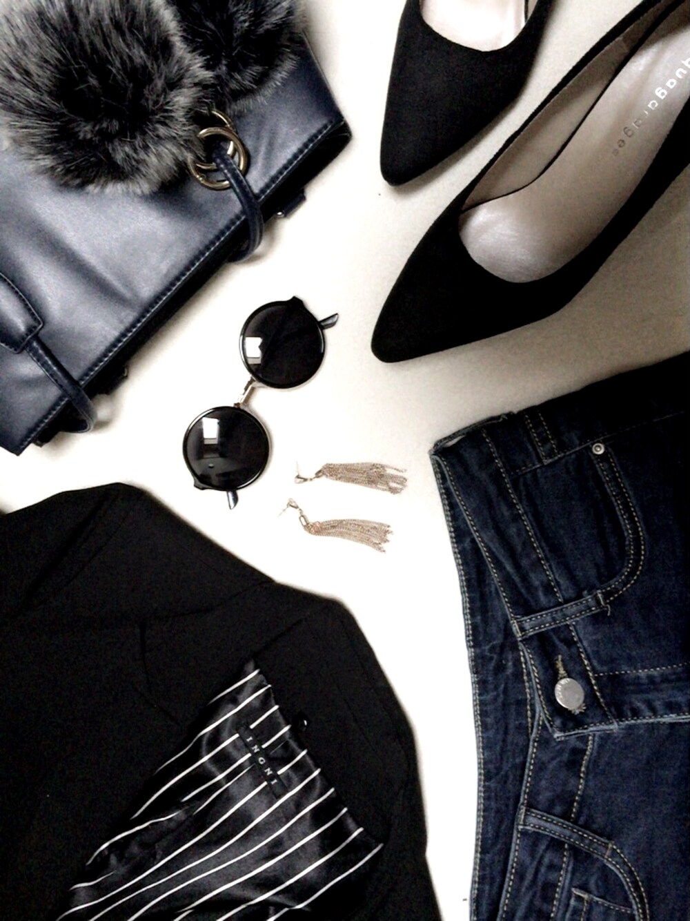 ブルー系のトートバッグを着用したレディースの秋コーディネートの1枚目の写真