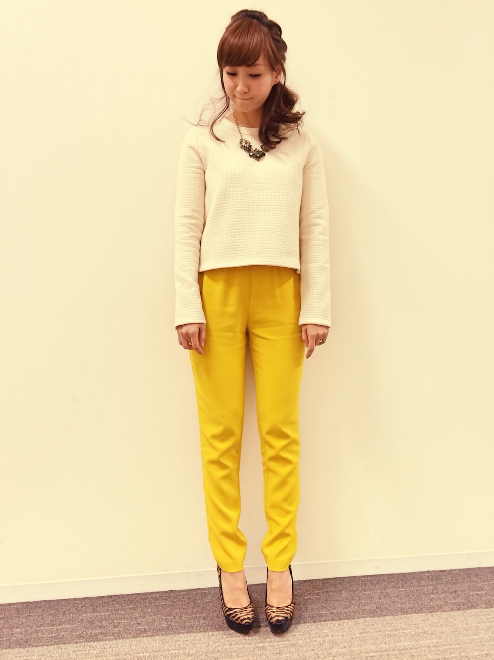 イエロー系のその他パンツを着用したレディースの秋コーディネートの1枚目の写真