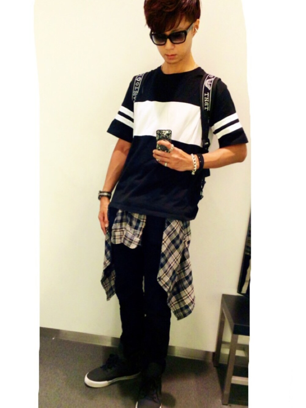 「ktz、DJ、L.H.P、cromehearts、腰巻きスタイル、チェックシャツ、ハイカットスニーカー、黒Tシャツ、スポーツミックス」｜「KTZのリュック（バックパック/リュック、ブラック系）」を使った、たかをさん（メンズ・180cm）の夏コーディネートの1枚目の写真
