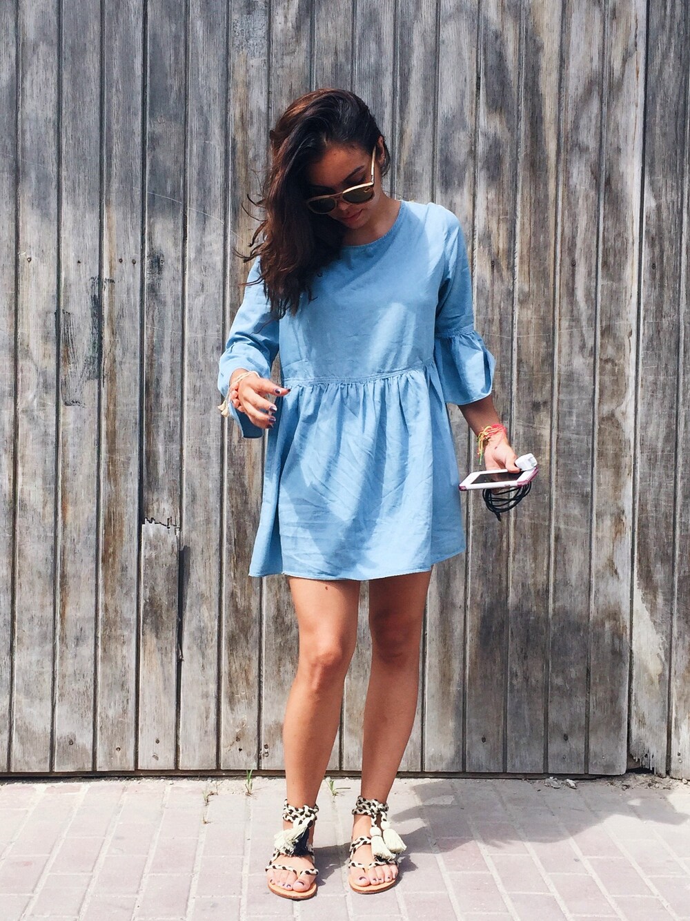 「denim、BABYDOLL、minimal、summer style、simple、NYC、Colombia 、spring、malaysia、whatiwore」｜「Bxtwxxnのアイテム（シャツワンピース、ブルー系）」を使った、Luisa Fernandaさん（レディース・163cm）の夏コーディネートの1枚目の写真