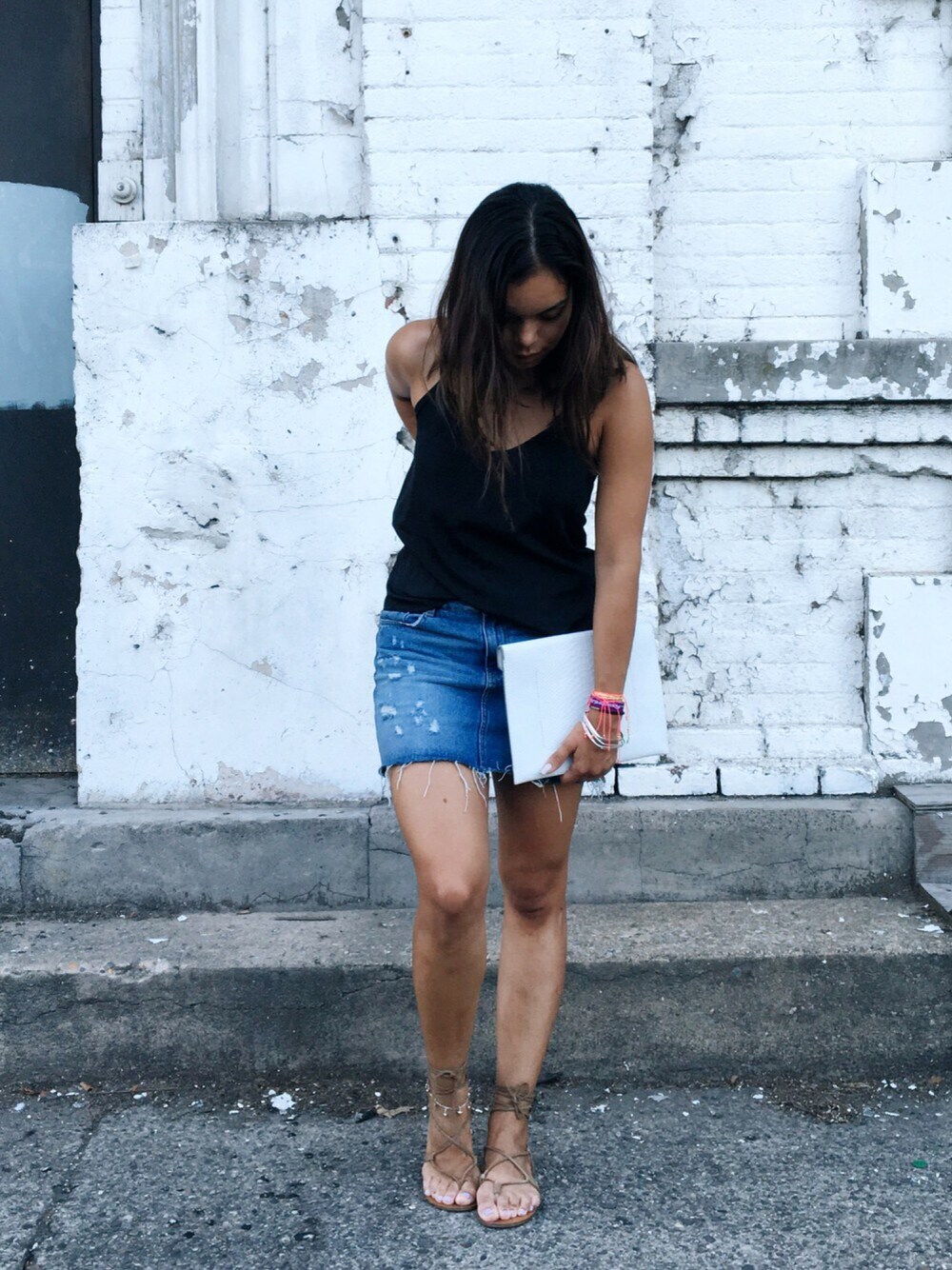 「jeanskirts_TBrand、ZARA、denim、skirt、NYC、STEVE MADDEN、sandal、summer、outfit、STYLE」｜「ZARAのアイテム（デニムスカート、ブルー系）」を使った、Luisa Fernandaさん（レディース・163cm）の夏コーディネートの1枚目の写真