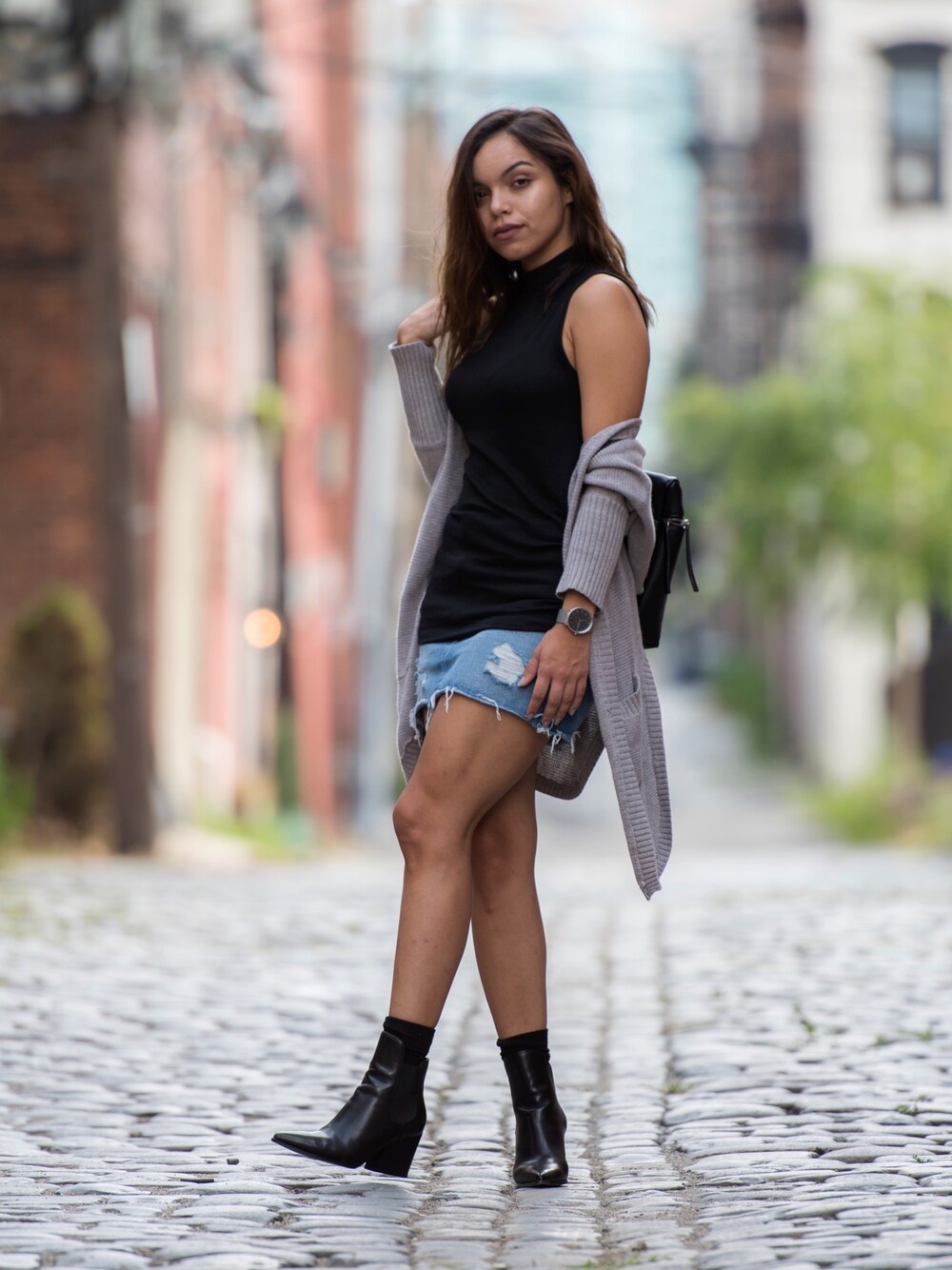 「dinnerdate_vogue、denim、ZARA、boots、fall、ootd、outfit、casual、black and white、summer」｜「ZARAのアイテム（スカート、ブルー系）」を使った、Luisa Fernandaさん（レディース・163cm）の秋コーディネートの1枚目の写真