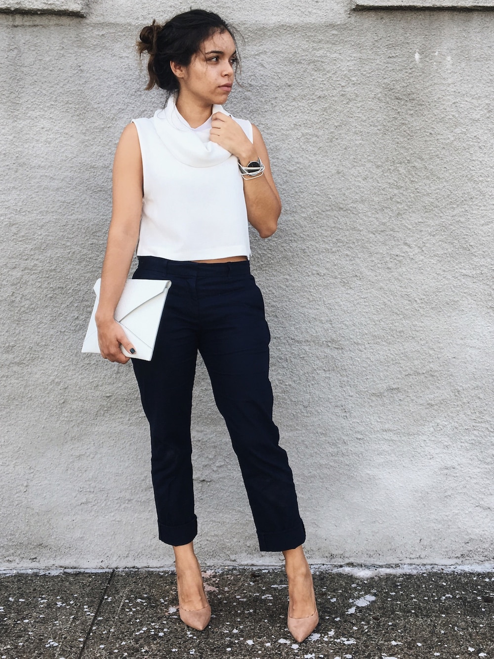 「suiting_vogue、ootd、outfit、fashion、fall、menswear、girl、simple、casual、summer」｜「Banana Republicのアイテム（クラッチバッグ、ホワイト系）」を使った、Luisa Fernandaさん（レディース・163cm）の秋コーディネートの1枚目の写真