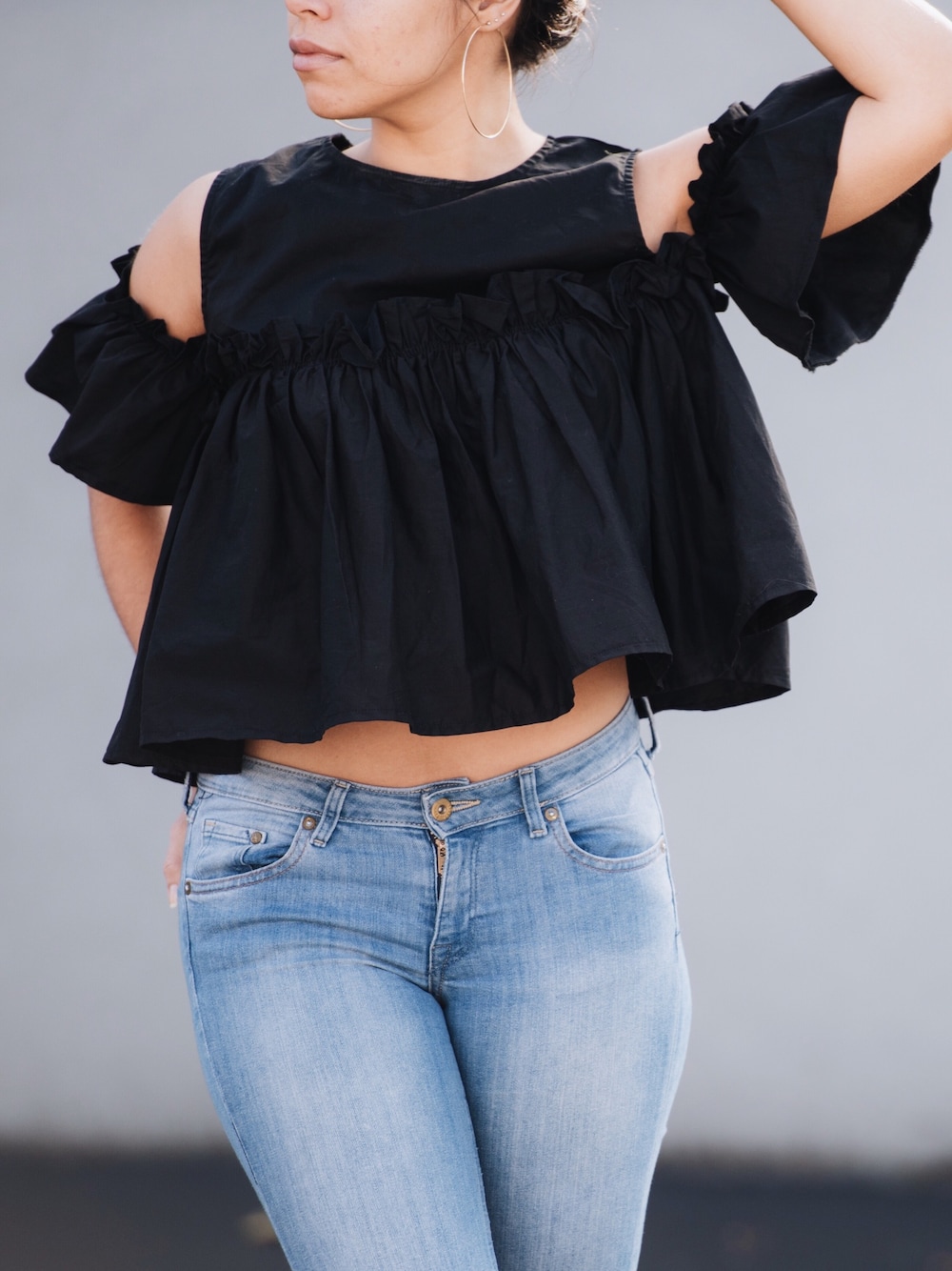 「ruffle_teenvogue、simple、denim、black、ootd、casual」｜「asosのASOS Cut Out Wrap Blouse（シャツ/ブラウス、ブラック系）」を使った、Luisa Fernandaさん（レディース・163cm）の秋コーディネートの1枚目の写真