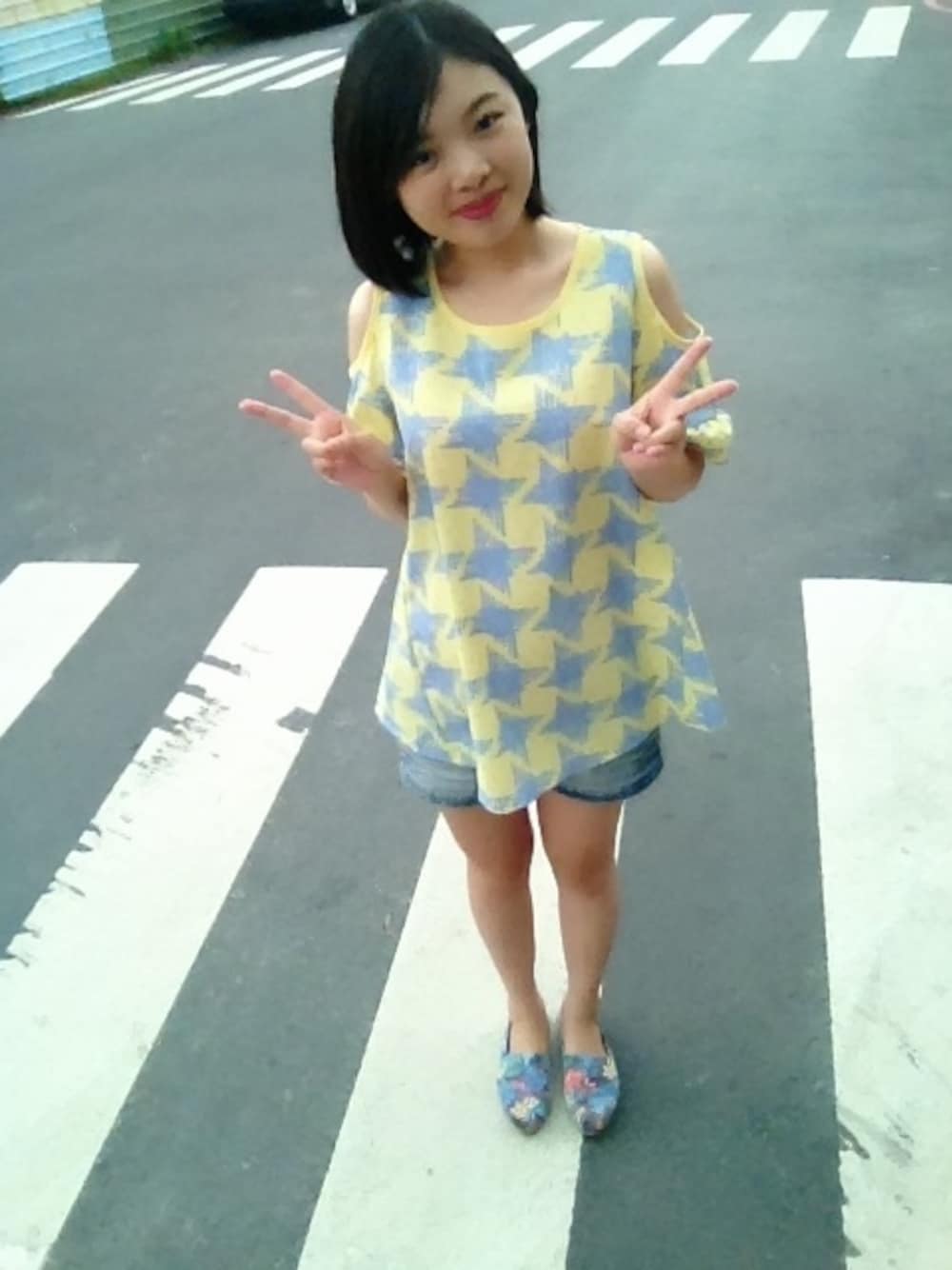 イエロー系のカーディガン/ボレロを着用したレディースの夏コーディネートの1枚目の写真