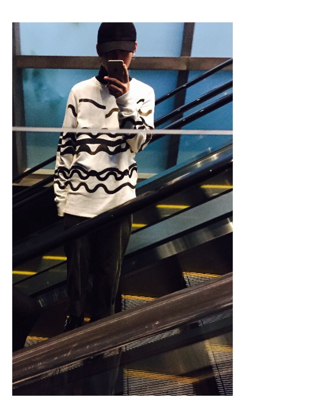 「秋コーデ、休日スタイル、オトナカジュアル、古着、古着MIX、ACNE、PRADA、ZARA、ストリート、カーキ」｜「FIG&VIPERのFスエードCAP（キャップ、ブラック系）」を使った、mahiさん（メンズ・172cm）の秋コーディネートの1枚目の写真