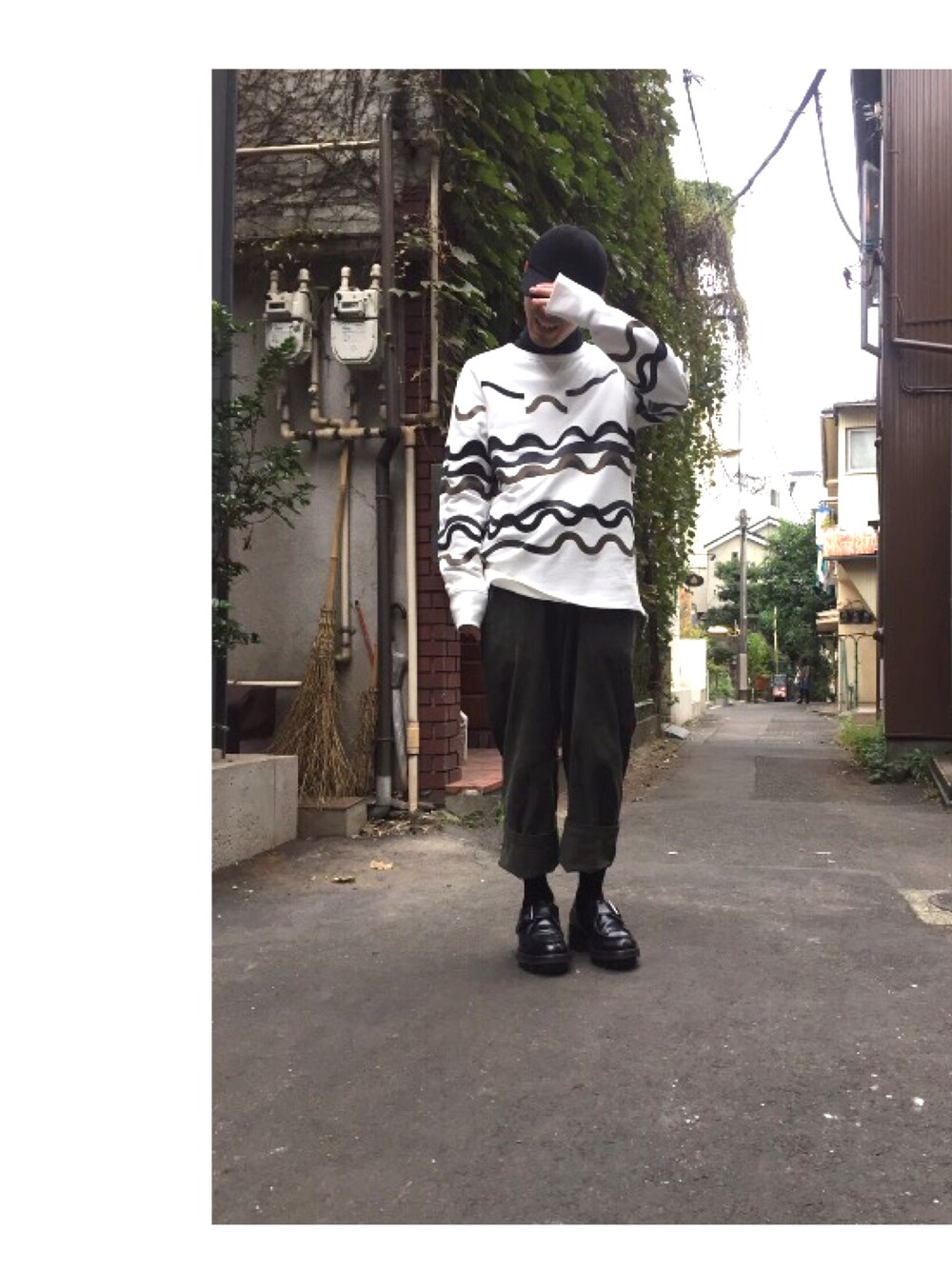 「シンプル、キレイめ、ゆるコーデ、冬、street、ootd、ワイドパンツ、ACNE、PRADA、モノトーン」｜「FIG&VIPERのFスエードCAP（キャップ、ブラック系）」を使った、mahiさん（メンズ・172cm）の秋コーディネートの1枚目の写真