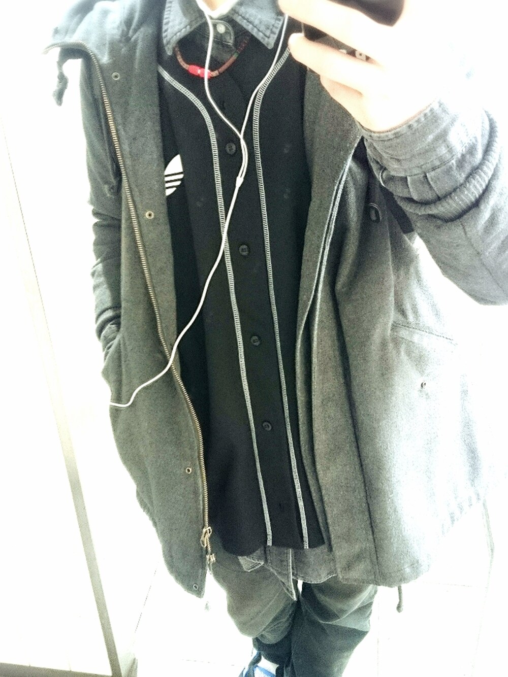 ブラック系のシャツ/ブラウス、グレー系のシャツ/ブラウス、ブラック系のその他パンツを着用したメンズの冬コーディネートの1枚目の写真