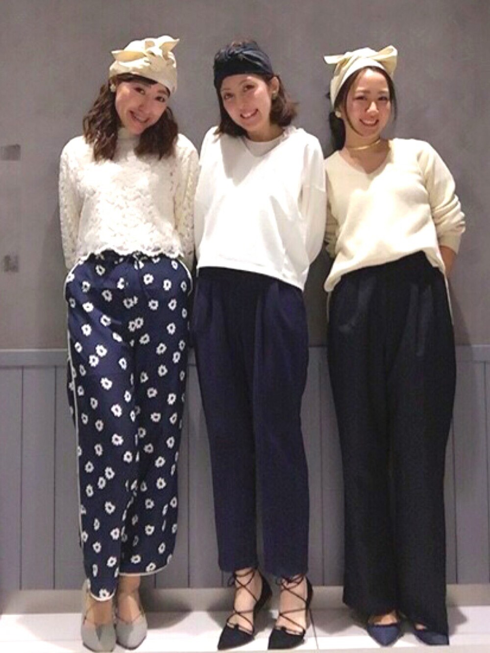 ブルー系のその他パンツ、ベージュ系のシャツ/ブラウス、グレー系のパンプスを着用したレディースの春コーディネートの1枚目の写真