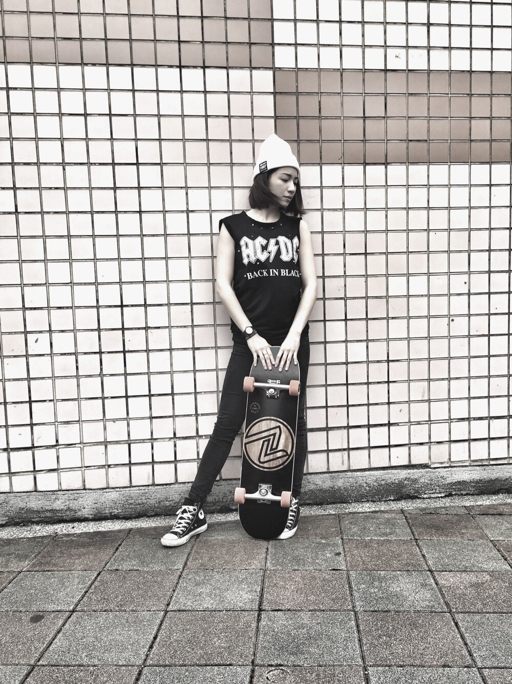 「skateboard、beanie hat、Taiwan、acdc」｜「UNKNOWN.のアイテム（ニットキャップ/ビーニー、ホワイト系）」を使った、Sunnie Maya Yangさん（レディース・163cm）の春コーディネートの1枚目の写真