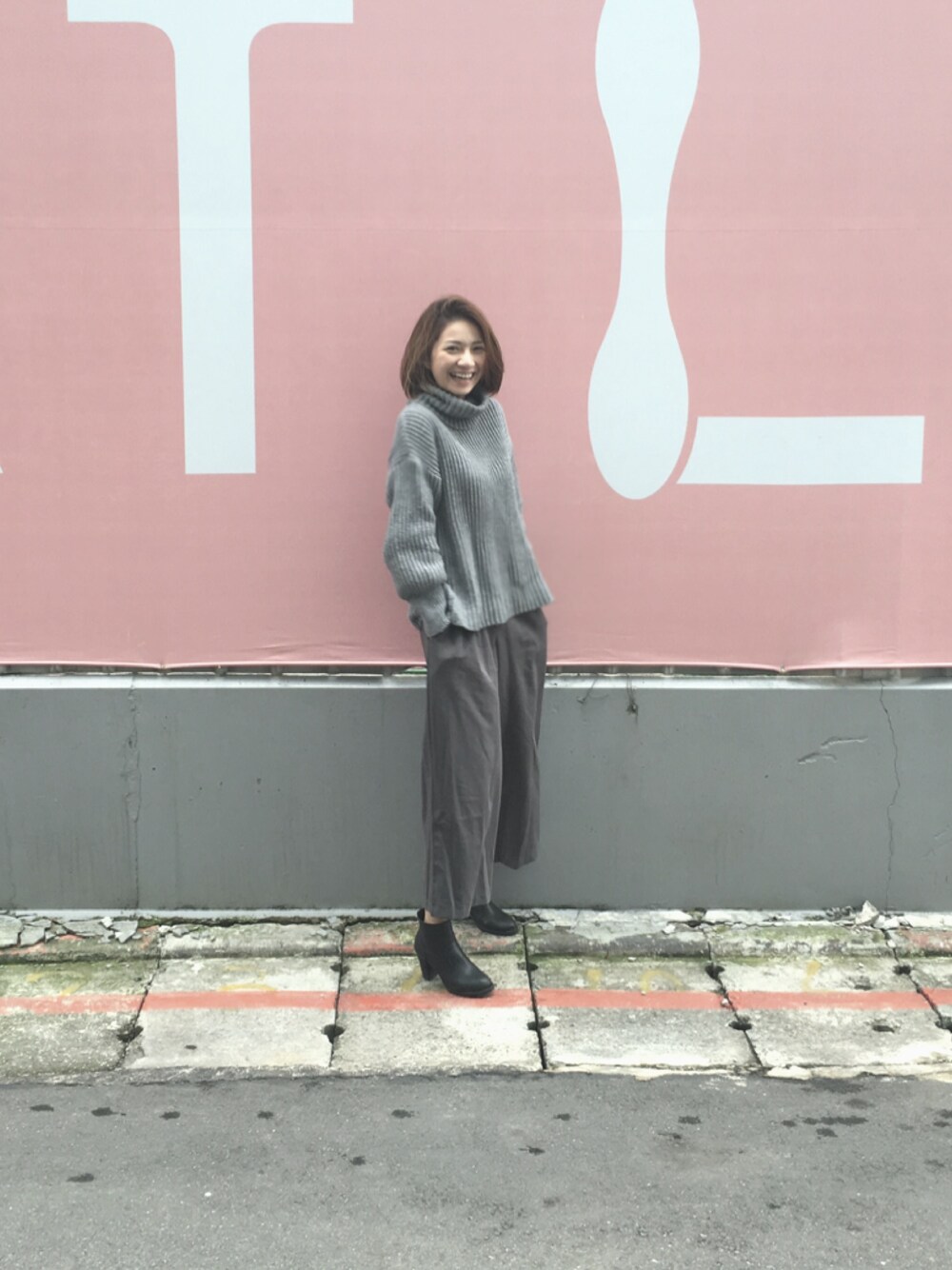 「working style、office style、smile」｜「UNKNOWN.のアイテム（スウェット、グレー系）」を使った、Sunnie Maya Yangさん（レディース・163cm）の春コーディネートの1枚目の写真