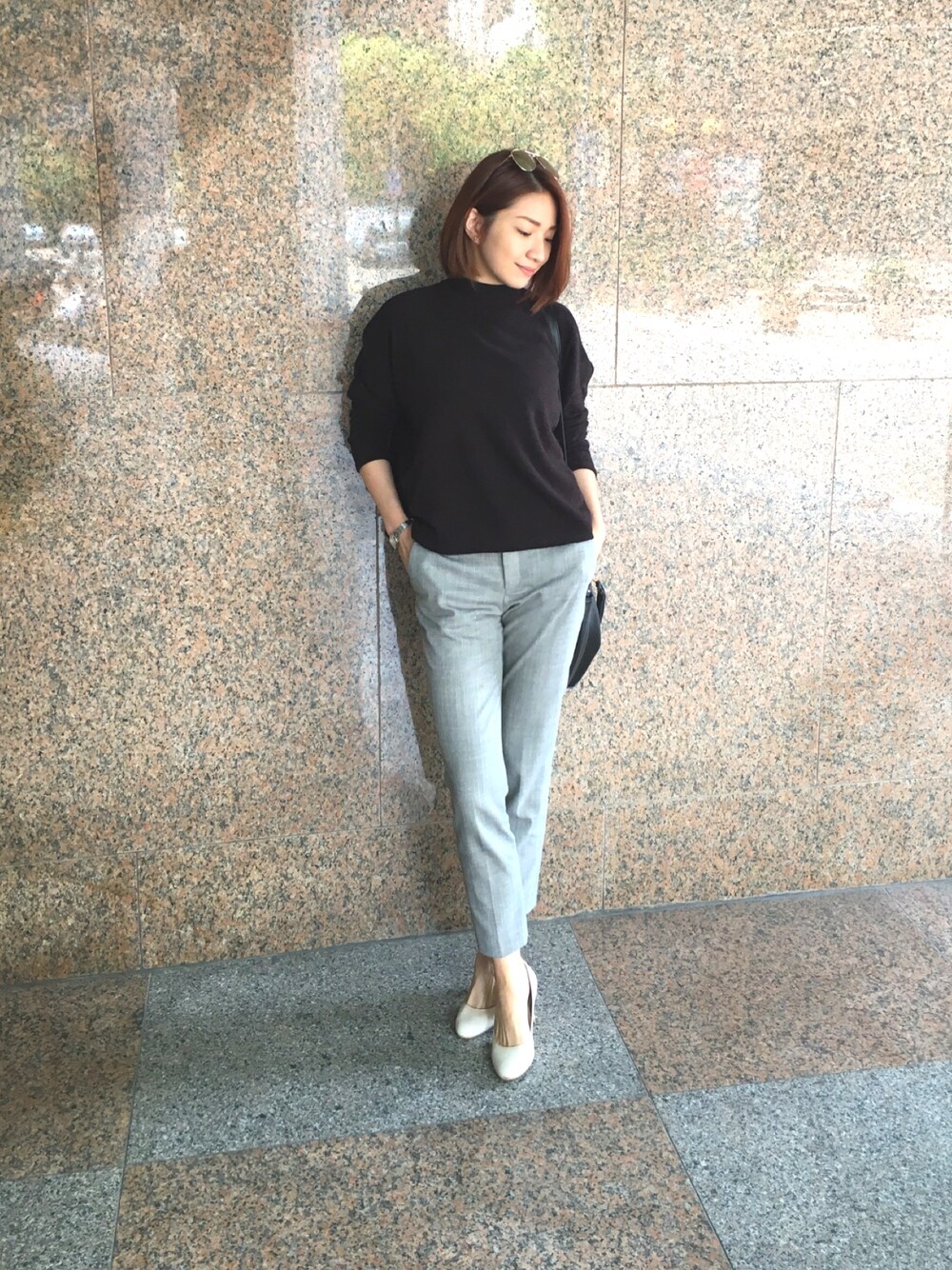 「office style、Sunglasses、short hair、working style」｜「H&Mのアイテム（サングラス、ゴールド系）」を使った、Sunnie Maya Yangさん（レディース・163cm）の春コーディネートの1枚目の写真