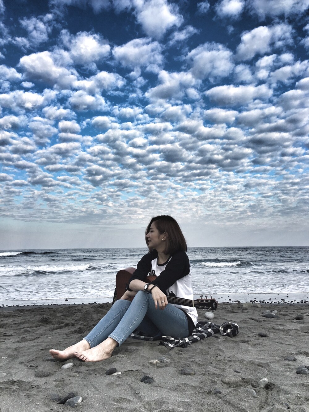 「beach」｜「UNKNOWN.のアイテム（トップス、ホワイト系）」を使った、Sunnie Maya Yangさん（レディース・163cm）の春コーディネートの1枚目の写真
