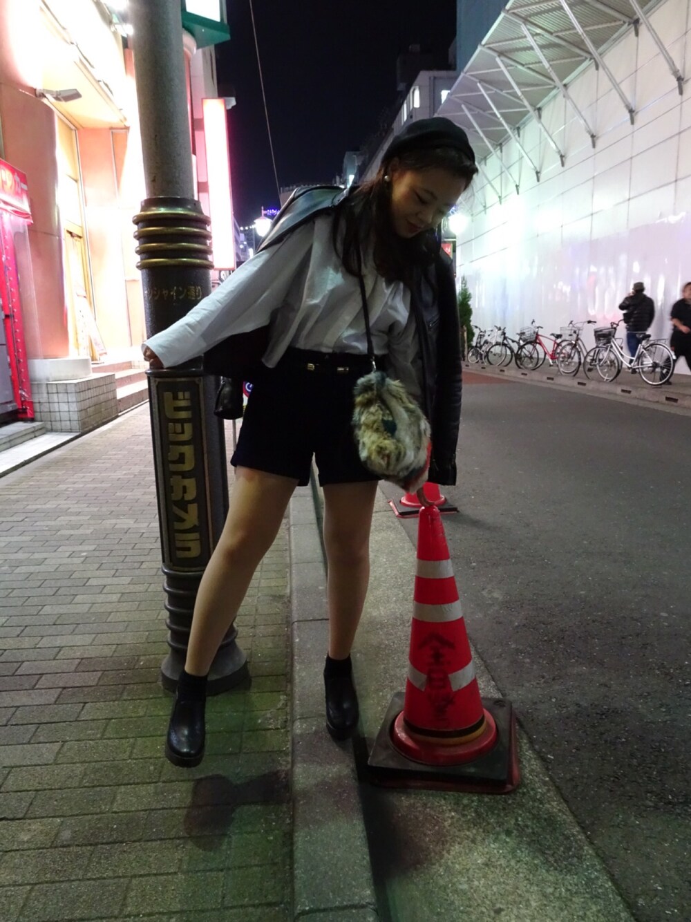 ブラック系のライダースジャケット、ブラック系のブーティ、その他のパンツを着用したレディースの秋コーディネートの1枚目の写真