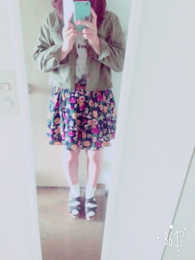 「花柄 スカート」｜「アイテム（ミリタリージャケット）」を使った、Suzuさん（レディース・158cm）の秋コーディネート