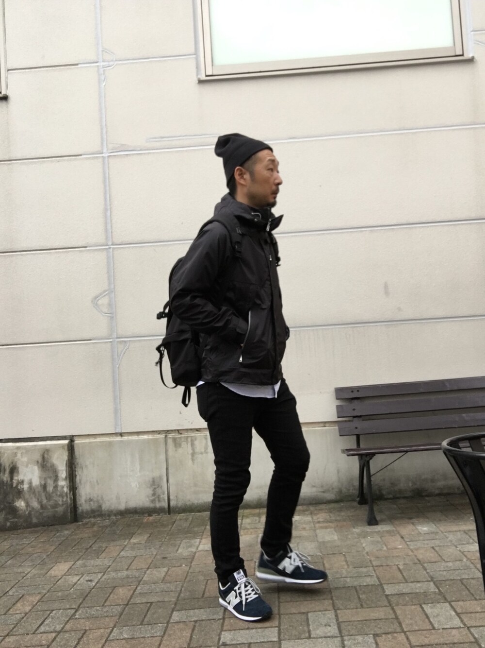 「シュプリーム、バックパック、ニット帽、New Balance、ブラックデニム、supreme、マウンテンパーカー、factotum、ストライプシャツ、MONOEYES」｜「Supreme のアイテム（ニットキャップ/ビーニー、ブラック系）」を使った、Yoshihisa  Kikuchiさん（メンズ・173cm）の秋コーディネートの1枚目の写真