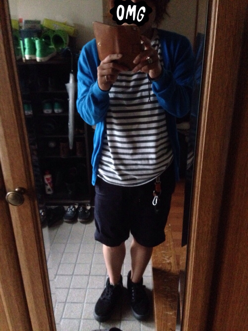 ホワイト系のTシャツ/カットソー、ブラック系のスニーカーを着用したレディースの夏コーディネートの1枚目の写真