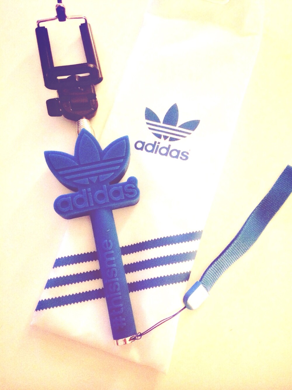 「adidas、自拍神棍、Selfie stick、blue、Hong Kong」｜「adidasの Adidas自拍神棍-Selfie stick（トラベルグッズ、ブルー系）」を使った、P O•V I Sさん（レディース・168cm）の秋コーディネートの1枚目の写真
