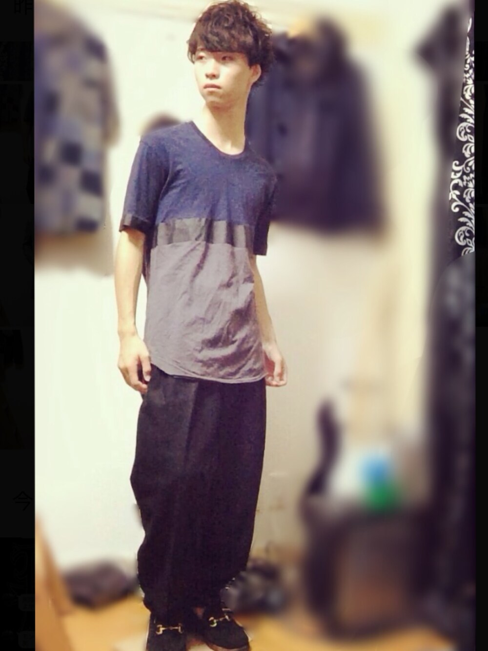 「ロング丈、ワイドパンツ、モード、ローファー、ロングTシャツ、シンプル」｜「JOHN LAWRENCE SULLIVANのCUT&SEWN（Tシャツ/カットソー、ブラック系）」を使った、田崎さん（メンズ・163cm）の秋コーディネートの1枚目の写真