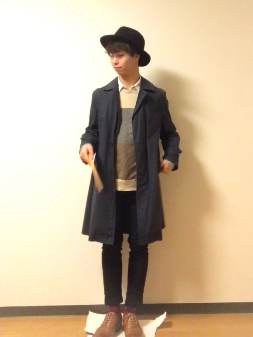 「革靴、スキニー、スキニーパンツ、ハット、ステンカラーコート、古着、古着MIX、ネイビー、ニット」｜「MACKINTOSH PHILOSOPHYのアイテム（ステンカラーコート、ブルー系）」を使った、田崎さん（メンズ・163cm）の秋コーディネートの1枚目の写真