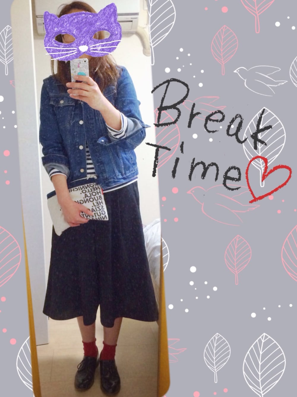 ブルー系のTシャツ/カットソー、ブルー系のデニムジャケット、ブラック系のその他パンツを着用したレディースの春コーディネートの1枚目の写真