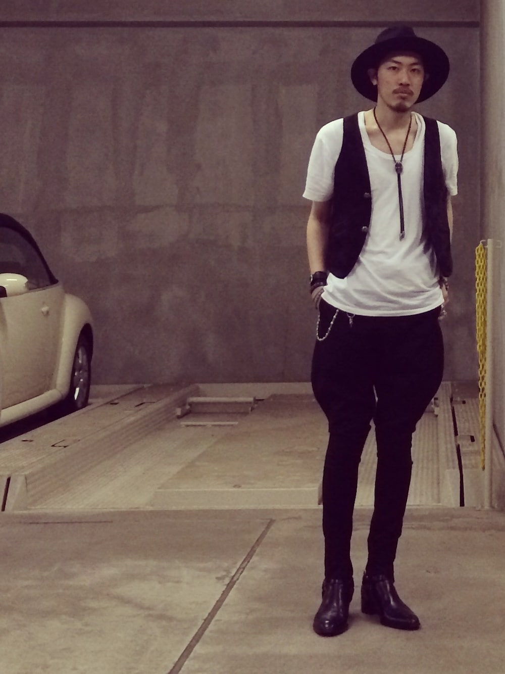 「サルエルパンツ、t by alexander wang、Chrome Hearts、モード、Alexander Wang、サンローランパリ、Saint Laurent、クロムハーツ、無地T、saint laurent paris」｜「SAINT LAURENT PARISのハマーパンツ（その他パンツ、ブラック系）」を使った、Hatchさん（メンズ・182cm）の夏コーディネートの1枚目の写真