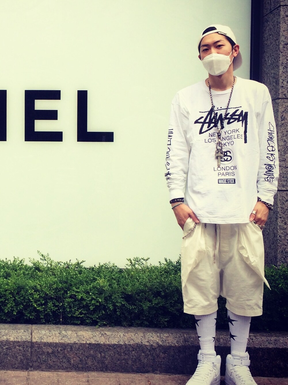 「stussy、夏、ショートパンツ、ストリート、オールホワイト、ショーツ、モード、RICK OWENS、白Tシャツ、MAGIC STICK」｜「AMBUSHのLEATHER CAP（キャップ、ホワイト系）」を使った、Hatchさん（メンズ・182cm）の夏コーディネートの1枚目の写真