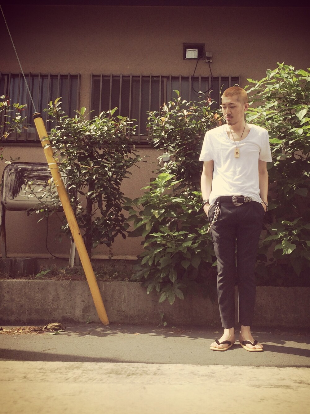 「夏、スラックス、Chrome Hearts、モード、金髪、Saint Laurent、草履、下駄、白Tシャツ、無地T」｜「T BY ALEXANDER WANGのTEE（Tシャツ/カットソー、ホワイト系）」を使った、Hatchさん（メンズ・182cm）の夏コーディネートの1枚目の写真