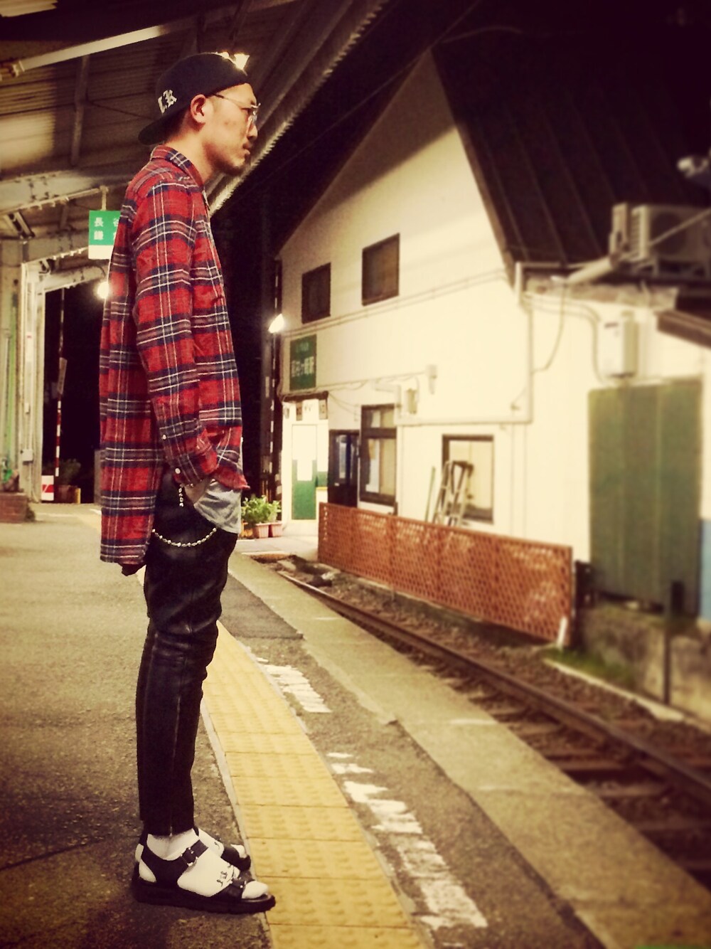 「キャップ後ろかぶり、ストリート、Chrome Hearts、GIVENCHY、モード、ネルシャツ、チェックシャツ、レザー、サンダルに靴下」｜「PHENOMENONのアイテム（シャツ/ブラウス、レッド系）」を使った、Hatchさん（メンズ・182cm）の夏コーディネートの1枚目の写真