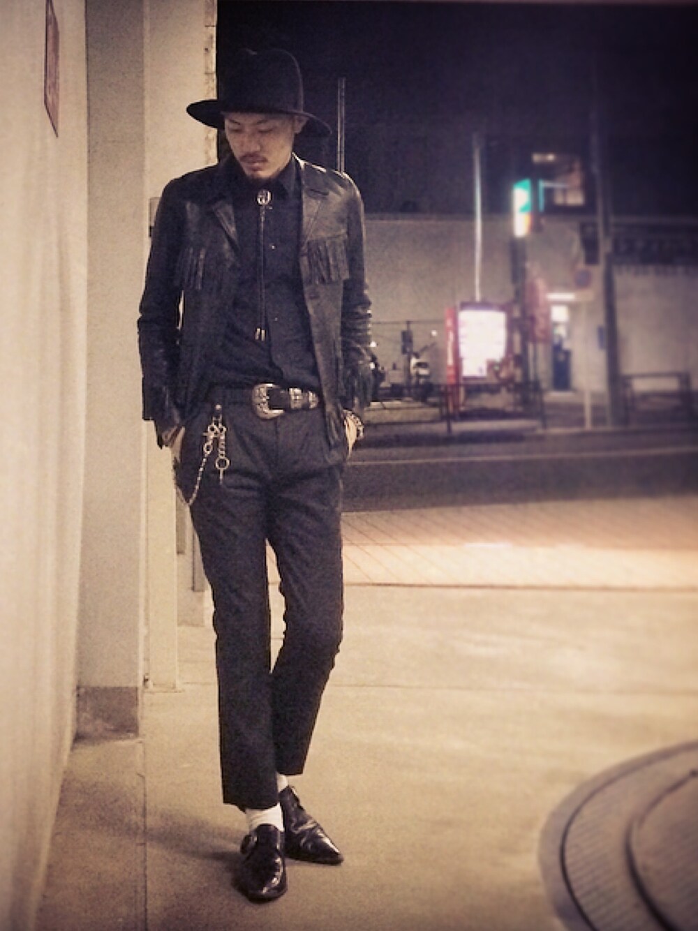 「Saint Laurent、レザージャケット、ライダース、オールブラック、モード、革靴、ハット、Chrome Hearts、ストリート、シャツスタイル」｜「SAINT LAURENT PARISのレザージャケット（ライダースジャケット、ブラック系）」を使った、Hatchさん（メンズ・182cm）の秋コーディネートの1枚目の写真