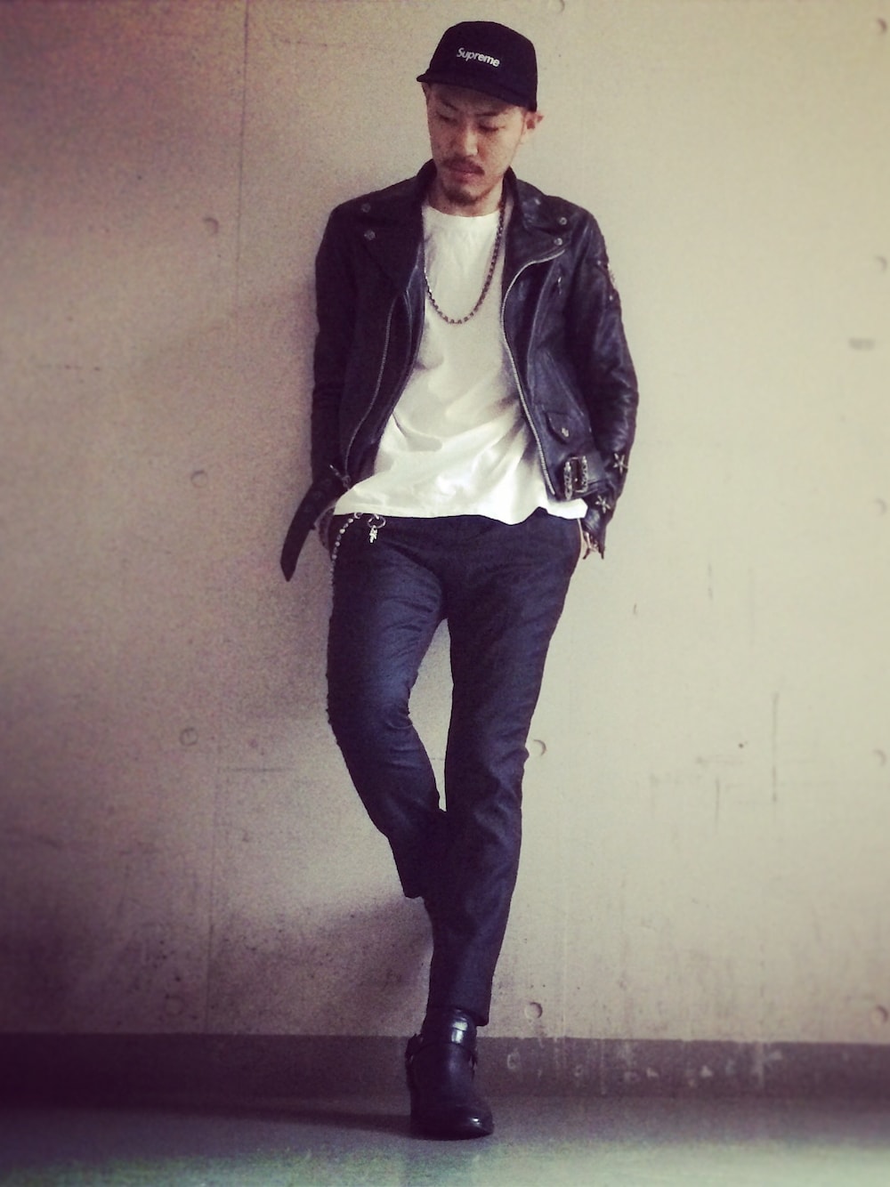 「Chrome Hearts、ライダース、レザー、supreme、スラックス、ブーツ、キャップ、大人カジュアル、スケータースタイル、Saint Laurent」｜「CHROME HEARTSのアイテム（ライダースジャケット、ブラック系）」を使った、Hatchさん（メンズ・182cm）の秋コーディネートの1枚目の写真