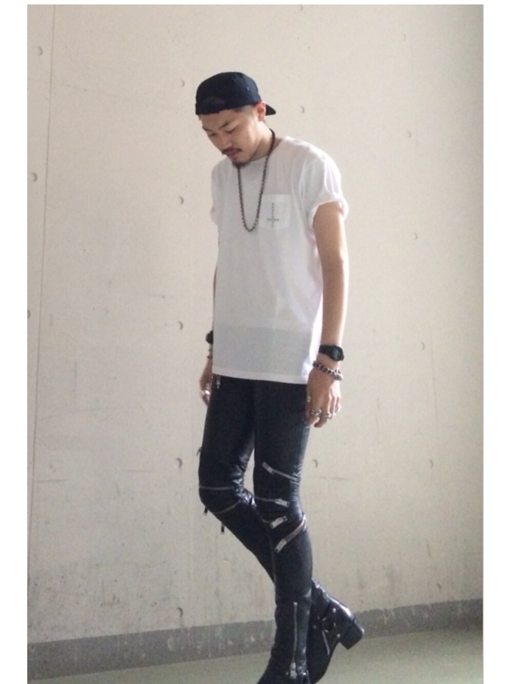 「ストリート、モード、Saint Laurent、Chrome Hearts、白Tシャツ、レザー、バイカーパンツ、supreme、キャップ後ろかぶり、キャップ」｜「Me And My Friendsの私のクリエイティブチーム、 MeAndMyFriendsのオリジナルTシャツです。10/15から1週間、ラフォーレ原宿で開催されるポップアップストアTHE WHITE SHOPにて発売していました。 Tシャツに関しての問い合わせ→ meandmyfriends.jpn@gmail.com（Tシャツ/カットソー、ホワイト系）」を使った、Hatchさん（メンズ・182cm）の秋コーディネートの1枚目の写真