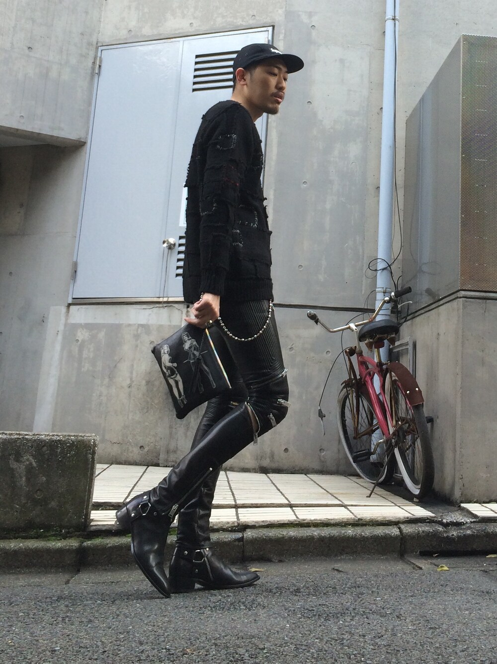「Saint Laurent、supreme、オールブラック、レザー、セーター、キャップ、ストリート、モード、Chrome Hearts、スキニー」｜「LABRATのアイテム（ニット/セーター、ブラック系）」を使った、Hatchさん（メンズ・182cm）の冬コーディネートの1枚目の写真