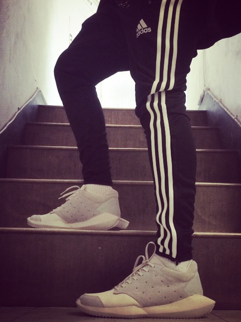 「RICK OWENS、adidas、スニーカー、ジャージ、ジョガーパンツ、スポーツミックス、オールブラック、オールホワイト、モノトーン、スキニー」｜「adidasのアイテム（その他パンツ、ブラック系）」を使った、Hatchさん（メンズ・182cm）の冬コーディネートの1枚目の写真