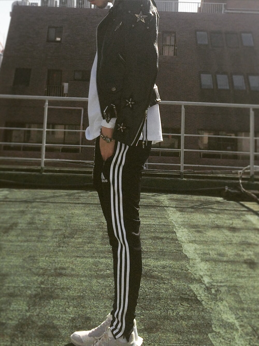 「春、ライダース、ジャージ、Chrome Hearts、RICK OWENS、スニーカー、無地T、モード、ストリート、白黒」｜「LABRATのアイテム（Tシャツ/カットソー、ホワイト系）」を使った、Hatchさん（メンズ・182cm）の冬コーディネートの1枚目の写真