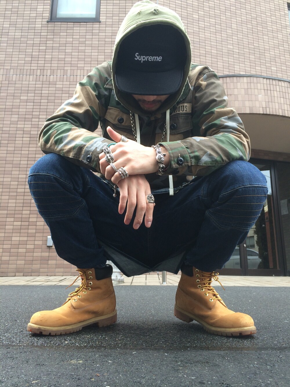 「ストリート、ストリートMIX、BALMAIN、デニム、オーバーオール、キャップ、迷彩、パーカー、フード被るの好き、Chrome Hearts」｜「MAGIC STICKのアイテム（シャツ/ブラウス、グリーン系）」を使った、Hatchさん（メンズ・182cm）の春コーディネートの1枚目の写真