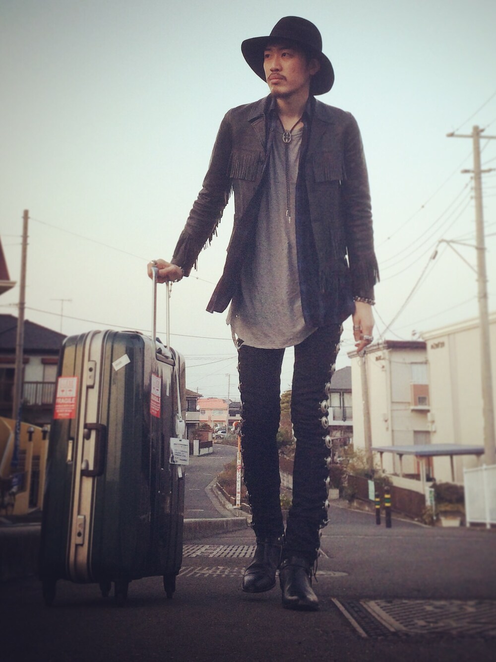 「70's、ストリートMIX、モード、モードストリート、Saint Laurent、スキニーデニム、ハット、レザージャケット、ネルシャツ、Chrome Hearts」｜「SAINT LAURENT PARISのレザージャケット（ライダースジャケット、ブラック系）」を使った、Hatchさん（メンズ・182cm）の春コーディネートの1枚目の写真
