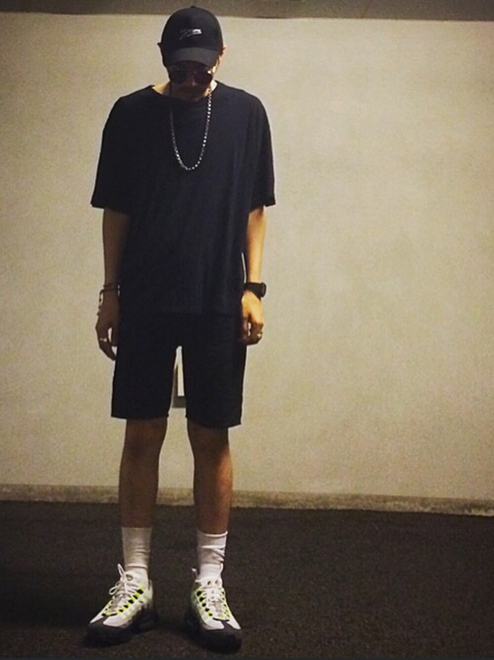 「ショーツ、オールブラック、ストリート、エアマックス95、AIR MAX、キャップ、Chrome Hearts、90’s」｜「DRESSEDUNDRESSEDのアイテム（Tシャツ/カットソー、ブラック系）」を使った、Hatchさん（メンズ・182cm）の夏コーディネートの1枚目の写真