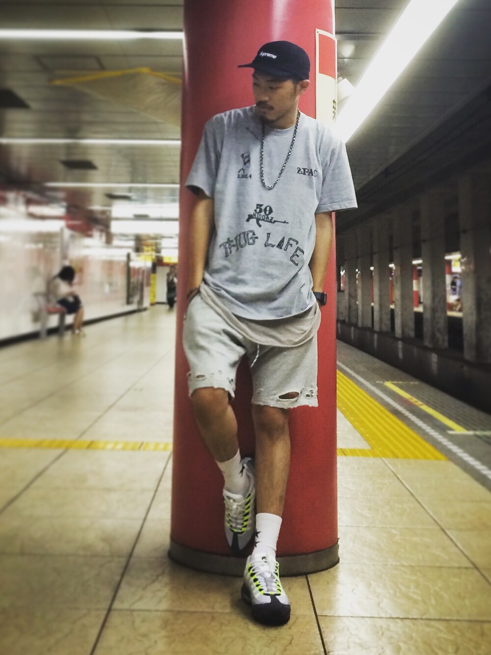 「supreme、AIR MAX、UNUSED、ショートパンツ、夏、ストリート、モード、キャップ」｜「MAGIC STICKのアイテム（Tシャツ/カットソー、グレー系）」を使った、Hatchさん（メンズ・182cm）の夏コーディネートの1枚目の写真