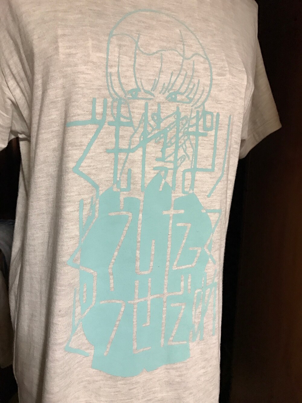 グレー系のTシャツ/カットソーを着用したレディースの秋コーディネートの1枚目の写真