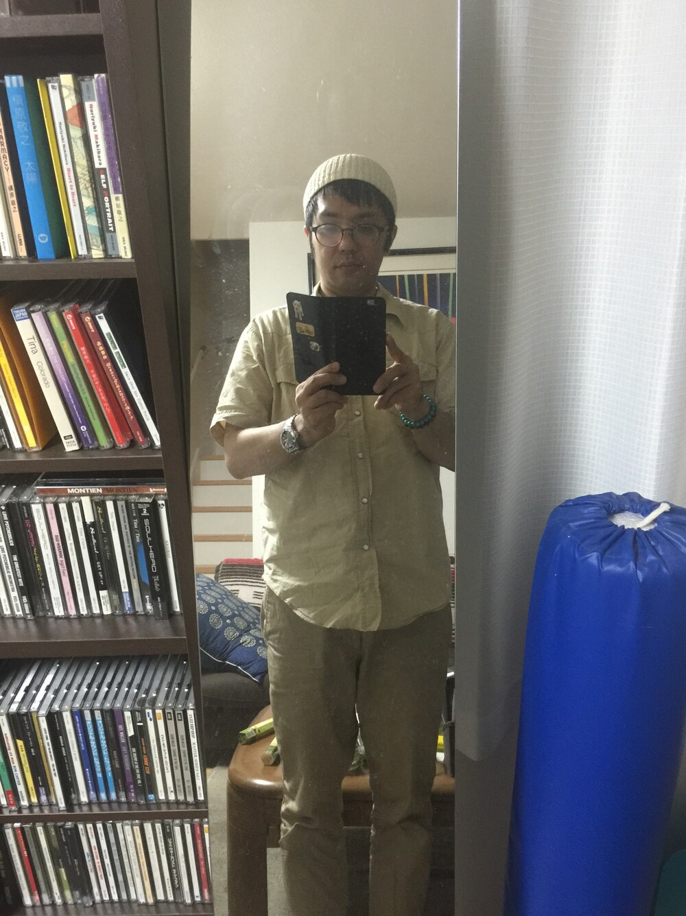 ベージュ系のシャツ/ブラウス、ベージュ系のチノパンツを着用したメンズの夏コーディネートの1枚目の写真