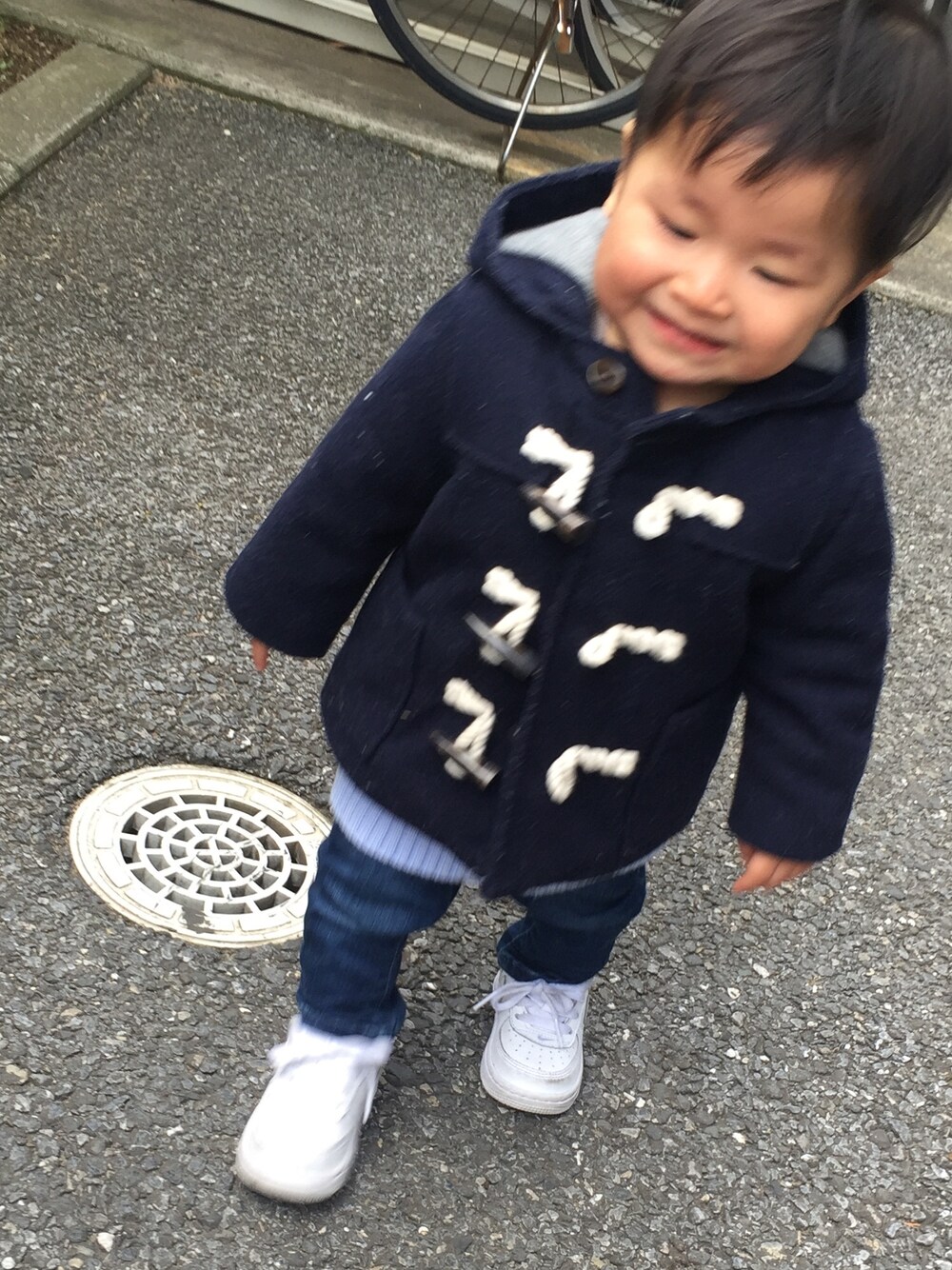 「キッズコーデ、カジュアル、おとこのこ、男の子、男の子コーデ、息子コーデ、1歳」｜「babyGAPのアイテム（ダッフルコート、ブルー系）」を使った、みさん（キッズ・80cm）の秋コーディネートの1枚目の写真