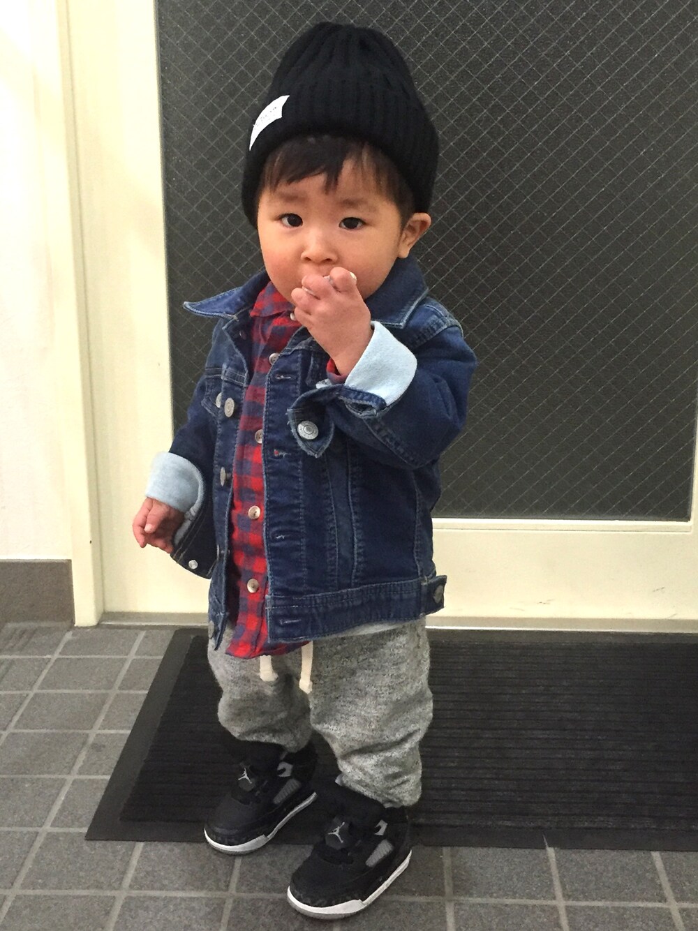 「キッズコーデ、カジュアル、男の子、男の子コーデ、おとこのこ、息子コーデ」｜「しまむらのアイテム（ニットキャップ/ビーニー、ブラック系）」を使った、みさん（キッズ・80cm）の秋コーディネートの1枚目の写真
